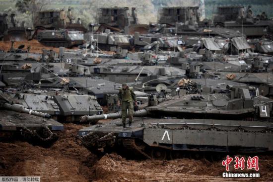 资料图：当地时间2019年3月27日，以色列大批坦克和装甲车等重武器在加沙周边地区集结并部署。