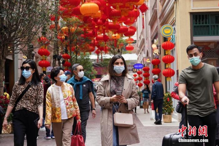 1月25日大年初一，香港湾仔利东街与往年一样再次张灯结彩欢度新春佳节。受新型肺炎疫情影响，大多数香港市民和游客戴口罩出行。截至当天中午，香港已确诊5例新型冠状病毒肺炎病例。/p中新社记者 张炜 摄
