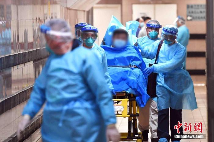 1月22日下午，医护人员护送香港首宗高度怀疑感染新型冠状病毒肺炎的男性患者离开伊利沙伯医院，由救护车转送至其他医院。/p中新社记者 麦尚旻 摄