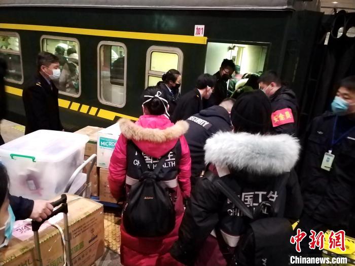 1月27日傍晚，K351次列车准点到达杭州东站，迎来了浙江省援鄂紧急医疗队重症监护组成员31人，这群白衣天使带着防疫医疗物资和大重行李箱毅然奔赴疫区武汉。　刘艳　摄
