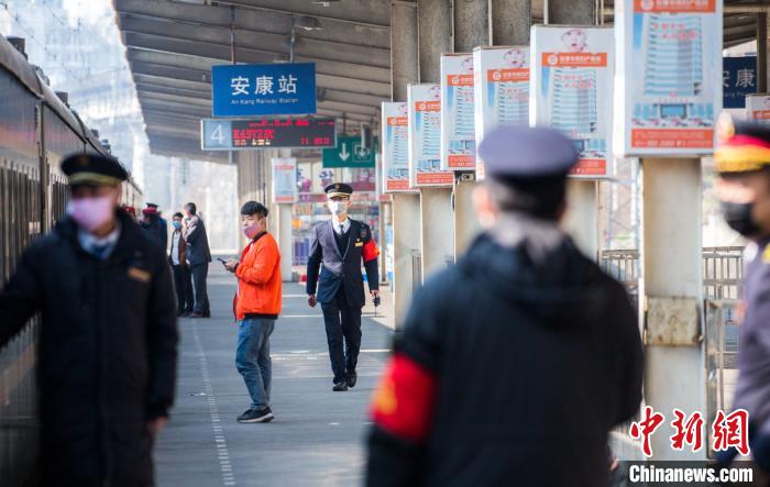 1月28日大年初四，成都至东莞东K4572次节后首趟增开列车抵达安康站，列车长在站台组织旅客乘降。　顾雪峰　摄