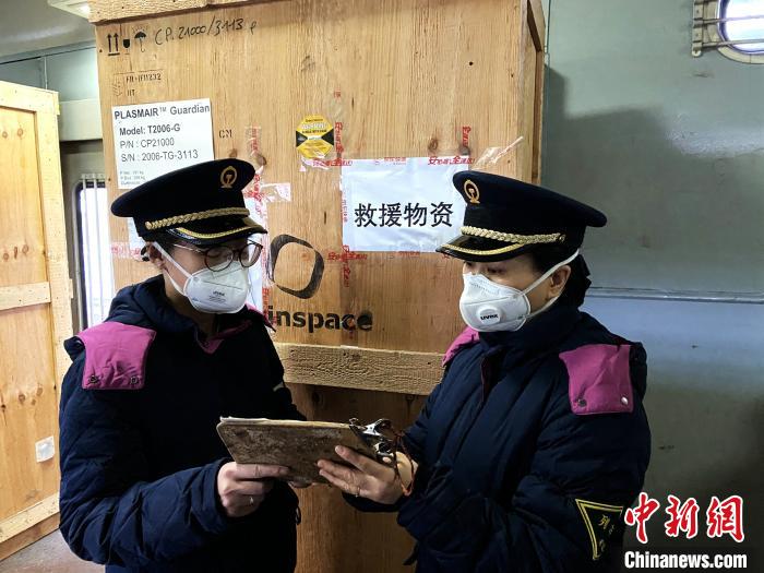 上海南至成都的K351次列车，装载了驰援武汉的防疫物资1172件，包括口罩、消毒洗手液，仪器等，列车工作人员全程做好监装验收。　冯丽霞　摄