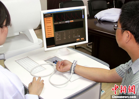 5月28日，天津大学精仪学院中医工程实验室在用最新研发的智能中医综合诊断系统对病人进行诊治。/p中新社发 张道正 摄