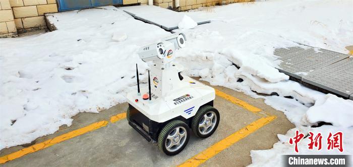 图为青藏铁路集团引进的首个智能机器人——智能牵引变电巡视机器人“瓦力”。　周贺 摄