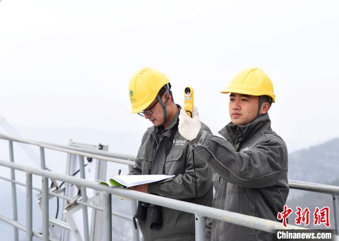 图为国网重庆检修公司输电运检员正在对800千伏祁邵线巫溪骡坪段进行观冰特巡。电力公司供图