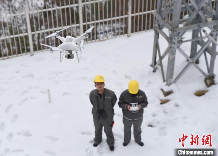 图为国网重庆检修公司输电运检员运用无人机等设备在高海拔地区进行观冰特巡。电力公司供图
